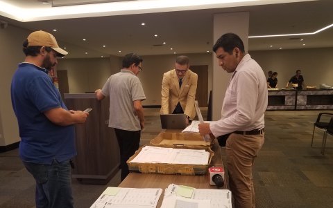 Blasco Peñaherrera realizó una rueda de prensa en Guayaquil en la que presentó decenas de copias de actas en las que dijo que había inconsistencias.