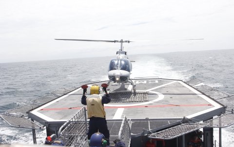 Un helicóptero de las Fuerzas Armadas del Ecuador aterrizando en la corbeta Manabí.