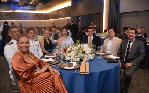 Viviana González, Daniel Izurieta, Gerardo Vite, Karina Valarezo, Connie Franco, Ronald Batallas, Carlos Vera y Xavier Reyes.
