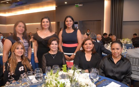 Liz Salazar, María Fernanda Dillon, Adriana Calderón, Vinicia Capa, Mónica Merchán, Magdalena Velásquez y Leticia Cevallos..