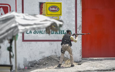 Un policía dispara contra manifestantes durante una protesta en Puerto Príncipe (Haití).