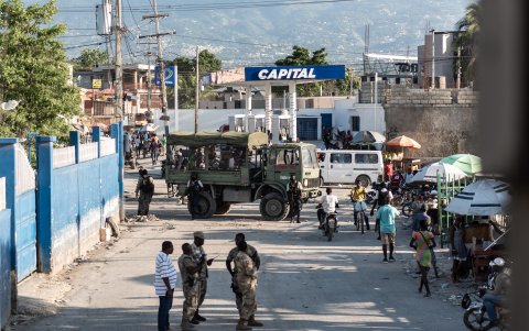 Policías vigilan una zona de Puerto Príncipe (Haití).
