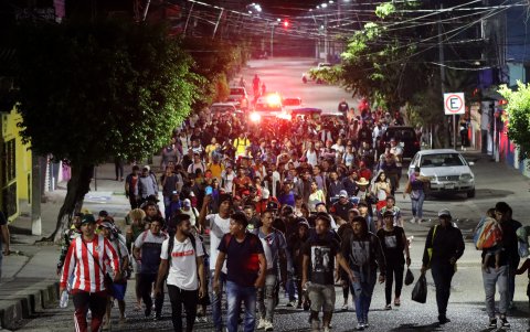 Migrantes salen en caravana en la madrugada hacia Estados Unidos, en la ciudad de Tapachula, estado de Chiapas (México).