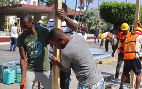 -F Un grupo de migrantes haitianos trabaja en la construcción de un corredor humanitario en el Parque Central Miguel Hidalgo, en Tapachula