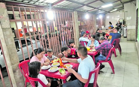 El encebollado, comida considerada para el desayuno, también se encuentra en la noche.