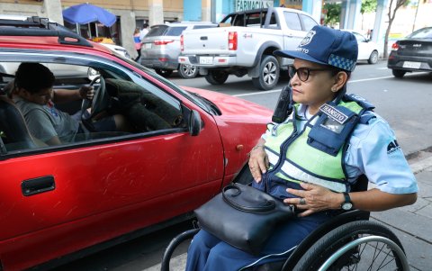 Acción.  Realiza su tarea con respeto y amabilidad. La ciudadanía le retribuye el gesto.