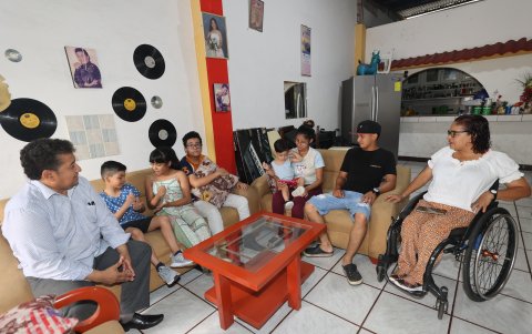 Familia. Goza del cariño y admiración de su esposo, hijos, nietos y nuera.