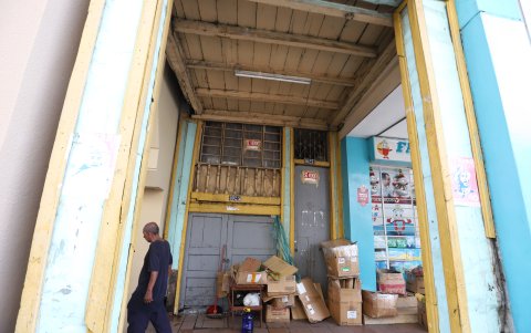 Hecho. La vivienda de a poco ha perdido el color y ha ido deteriorándose.