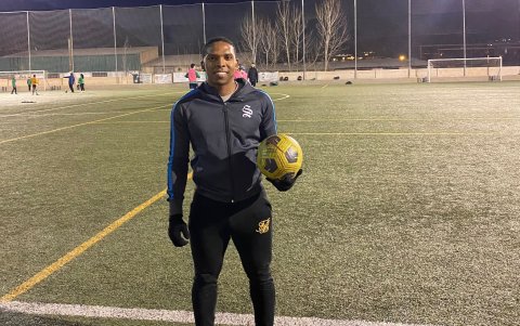 Ante la falta de ofertas en Ecuador, Gabriel Corozo abrió sus opciones al ascenso del fútbol de España donde actualmente se estrena por su cuenta.