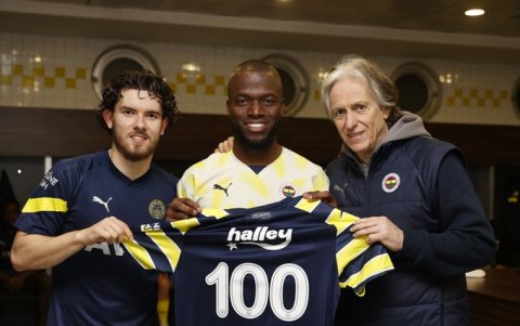 Valencia recibió la camiseta conmemorativa por el número de partidos de la mano de los dirigentes.