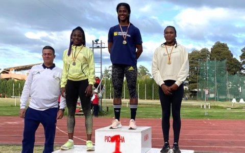 La velocista en el podio de los 400 m planos del Nacional de Velocidad, Vallas y Relevos