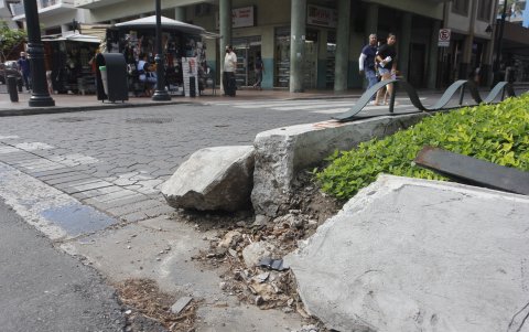 La jardinera de las calles Pedro Carbo y 10 de Agosto está destruida parcialmente.