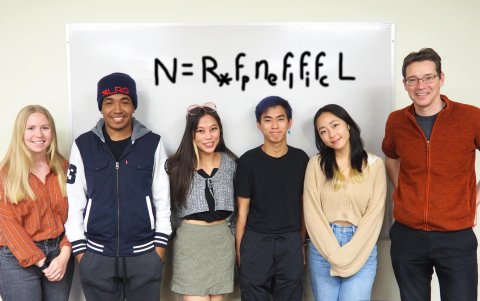 Fotografía cedida por la Universidad de California Los Ángeles (UCLA) donde aparece el astrónomo planetario Jean-Luc Margot, junto a su equipo de investigación del programa SETI (Búsqueda de Inteligencia Extraterrestre) (i-d) Ella, Jay, Megan, Jeremy, y Priscella.