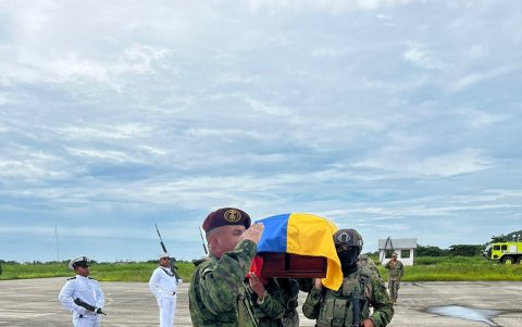 Traslado. Con honores fue despedido en el aeropuerto de Tachina el militar asesinado en San Lorenzo.