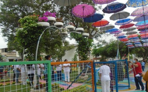 Los habitantes utilizaron hasta paraguas para adornar en uno de los parques participantes.