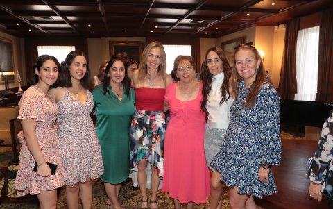Victoria y Nuria Wright, Nuria de Wright, Bárbara de Arízaga, Nuria de Pérez, María Laura de Gangotena y María José de Burbano.