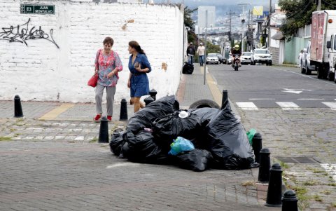 Claridad. La acumulación de desperdicios en algunas esquinas del centro de la parroquia se visualización a plena luz del día.