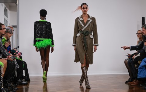 El toque de las plumas (¡además en verde!) da un brillo especial al traje negro monocromático.