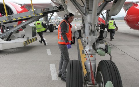Labor. Lorena Pillajo trabaja hace 8 años en el mercado aeronáutico.