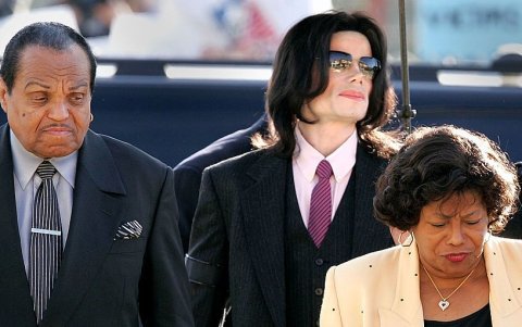 Michael Jackson saliendo del juzgado en California.