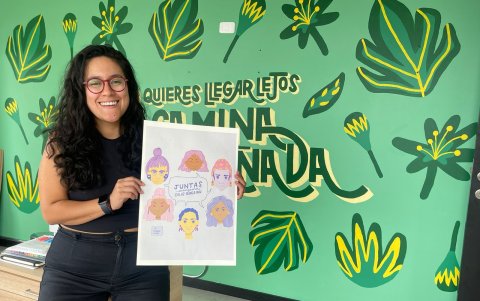 Monserrat Navas, junto a su diseño por el Día de la Mujer.