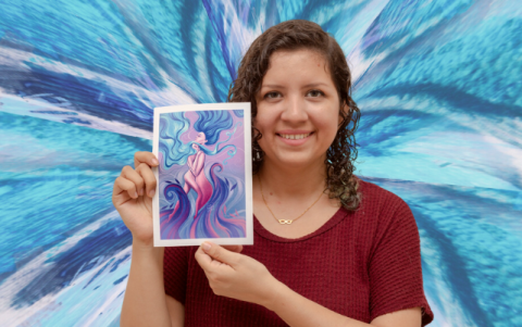 Luisa Carrasco, junto a su diseño por el Día de la Mujer.