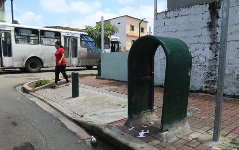 Otro tacho de basura desmenbrado se observa cuadras más adelante