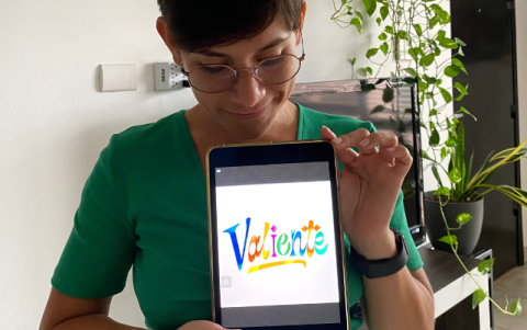 Daniela Santibáñez, junto a su diseño por el Día de la Mujer.