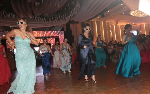 Las madres de familia prepararon una coreografía en la que hicieron una parodia sobre lo que significó este último año de sus hijos.