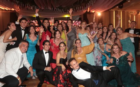 Los padres de familia no se negaron a la foto del recuerdo.