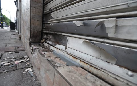 Parte de la estructura de la puerta del negocio quedó destruida