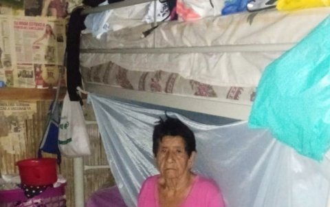 Una adulta mayor permanecía en su cama, ante la inundación, en Chone.
