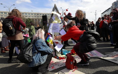 Activistas rumanos colocan letras y perchas en una estatua improvisada construida en memoria de las mujeres que murieron debido a abortos ilegales durante el pasado régimen comunista.