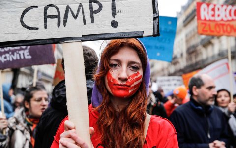 Miles de personas marchan en las calles para el día internacional de lucha por los derechos de la mujer en París, Francia, el 8 de marzo de 2023.