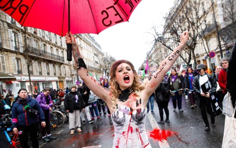 Un grupo de feministas contra la prostitución irrumpió al comienzo de la marcha por el día internacional de lucha por los derechos de las mujeres en París, Francia, el 8 de marzo de 2023.