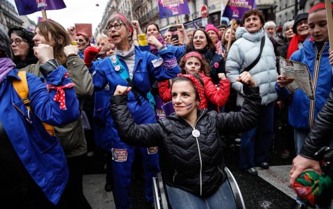 Una mujer en silla de ruedas participa en la coreografía del colectivo feminista Les Rosies durante la marcha por el día internacional de lucha por los derechos de las mujeres en París, Francia, el 08 de marzo de 2023.