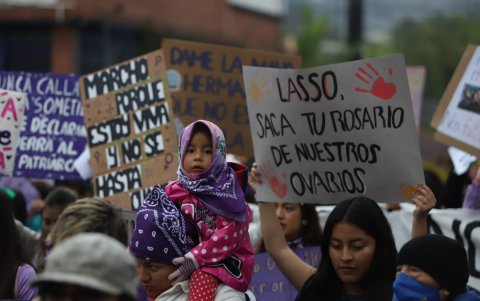 Mujeres indígenas son parte de la marcha.