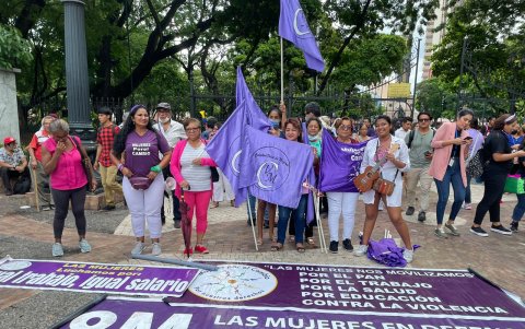Feministas se concentran en el Parque Centenario.