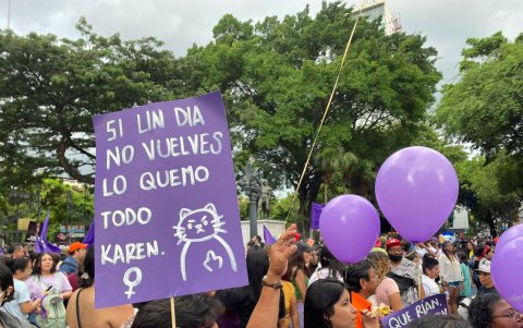 Mujeres de todas las edades marchan en Guayaquil.