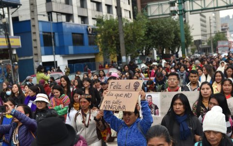 Colectivos de mujeres universitarias, trabajadores, educadores y de otras vertientes se expresaron con carteles en la marcha por el Día Internacional de la Mujer.