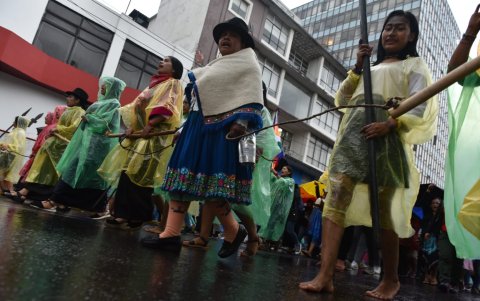 La lluvia no es impedimento para la marcha en Quito.