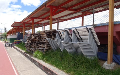 Los implementos hoy yacen a un costado de los graderíos.