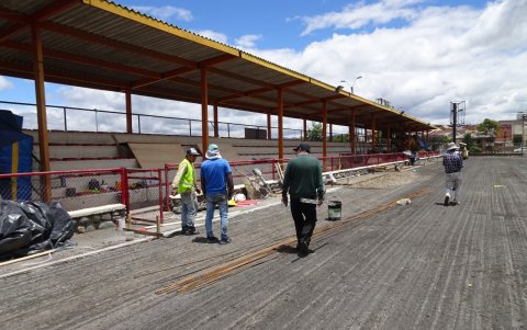 Los pocos trabajadores que laboran en la obra se dedican a la pista.