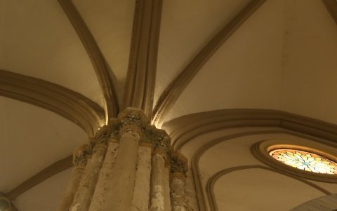 Situación. La humedad afecta los pilares de la Catedral, que también tiene vitrales rotos.