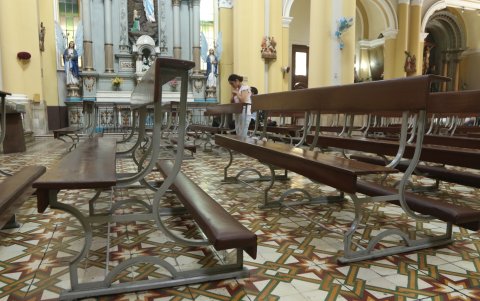 Estado. El piso del templo está hundido. Los desniveles se concentran en la parte cercana al altar mayor.