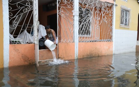 Hasta la mañana de este 9 de marzo, los habitantes seguían retirando agua de sus viviendas