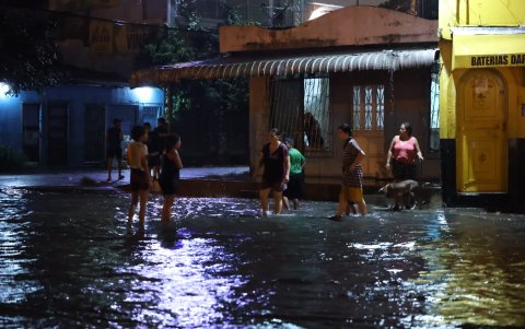 En algunos sectores, los ciudadanos tenían que movilizarse con el agua hasta las rodillas