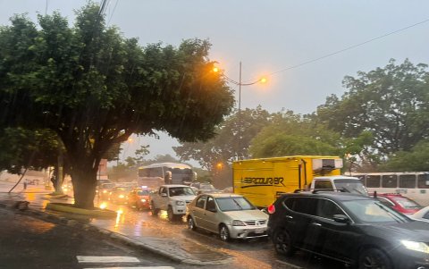 La avenida Barcelona se inundó en tráfico y lluvia