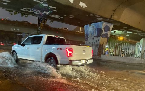 En la calle Quito, llegando al cementerio de la Junta de Beneficencia, los vehículos pequeños evitaban tomar el carril inundado, provocando mayor congestión