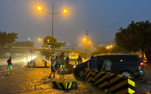 Los vehículos trataban de evadir el tráfico y las inundaciones provocadas por la lluvia